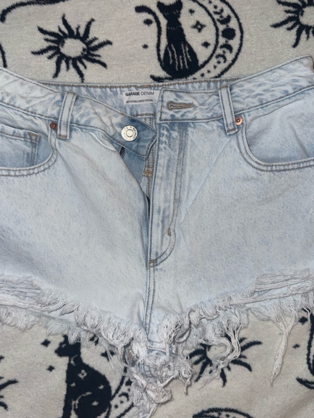 Women's Light Wash Frayed Hem Denim Shorts-GARAGE